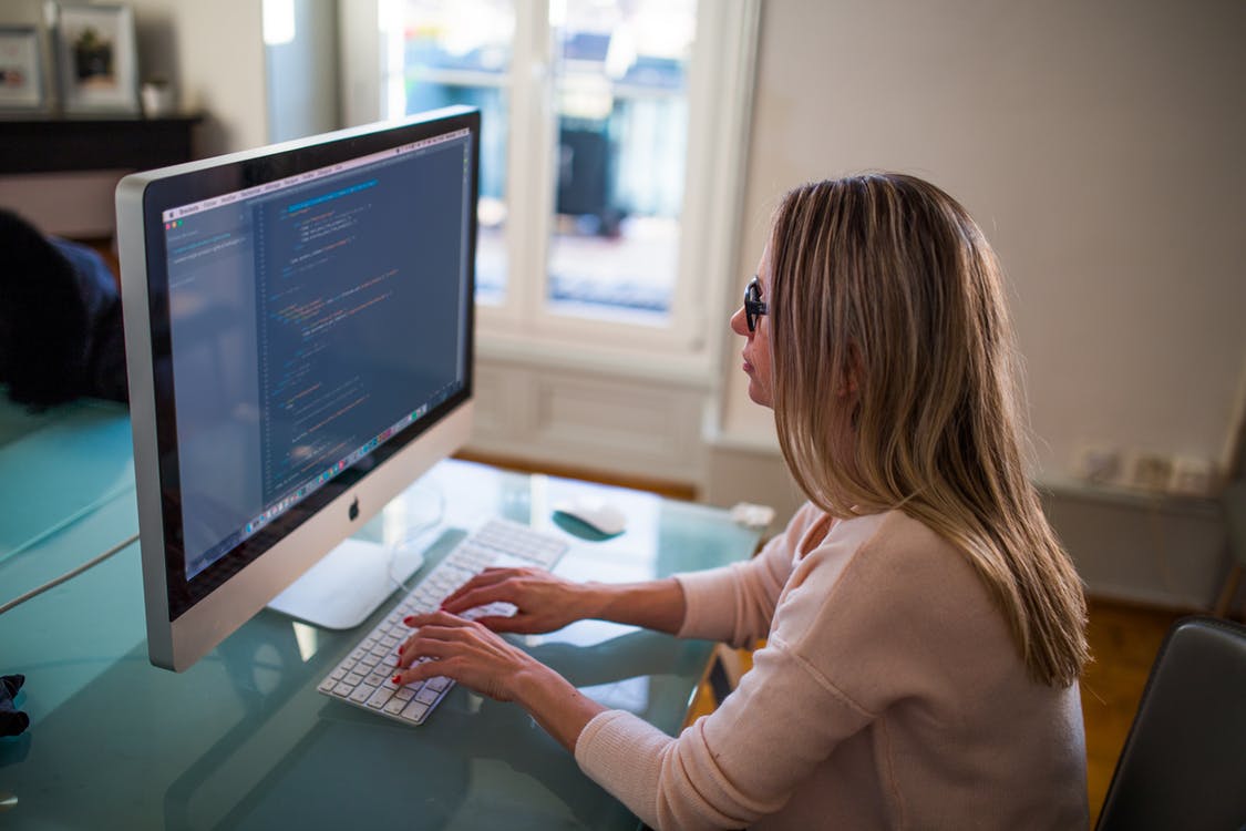 パソコンで仕事する女性