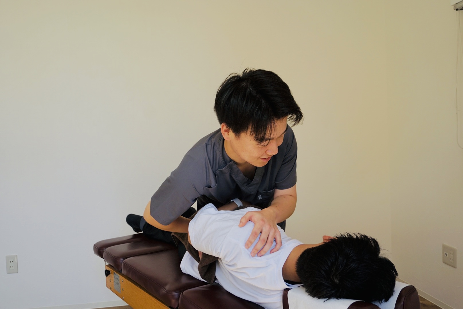 いわた接骨院整体院での施術風景